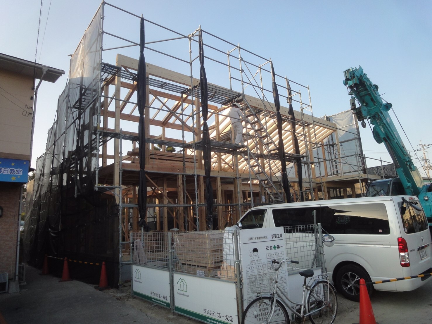 すわ動物病院の棟上げの様子