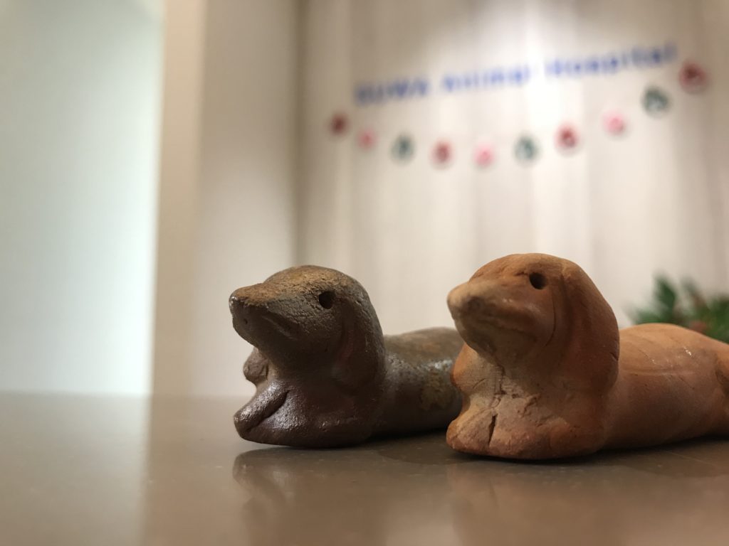 すわ動物病院の犬の置物
