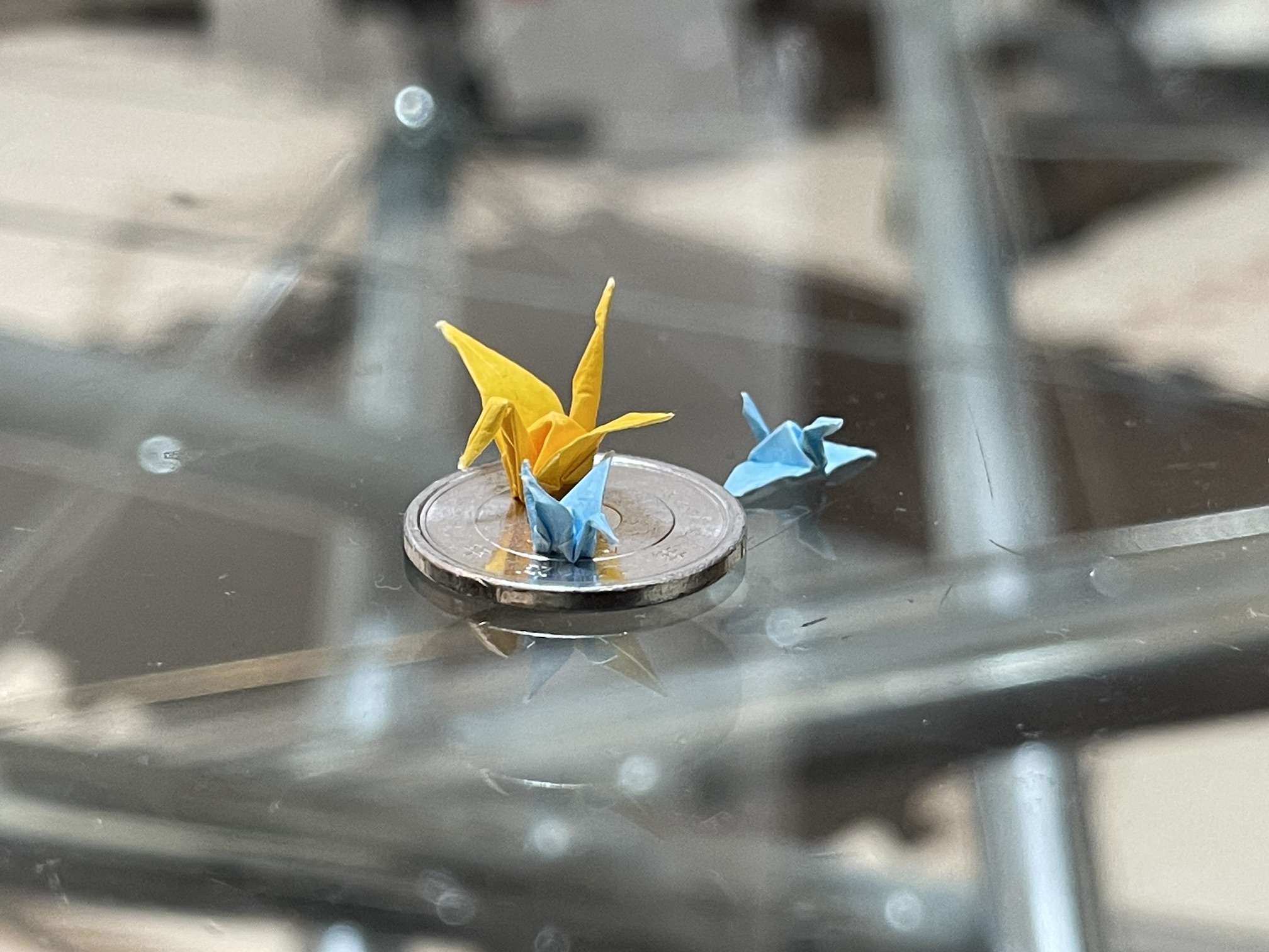 1円の上に乗っている折り鶴